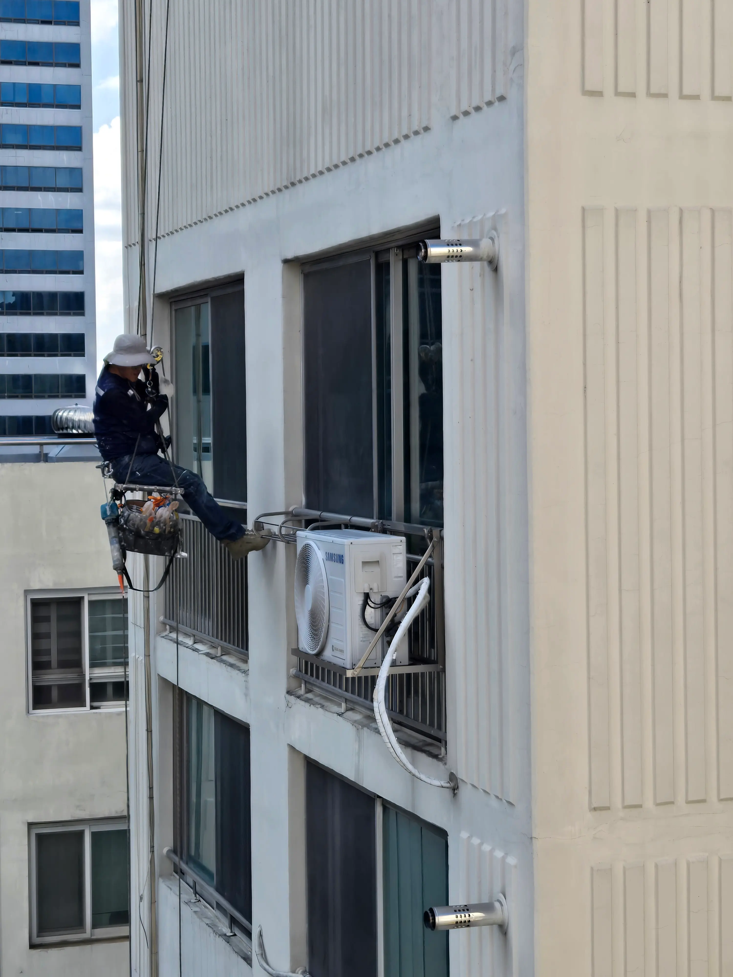 창틀 실리콘 시공 작업 사진 1