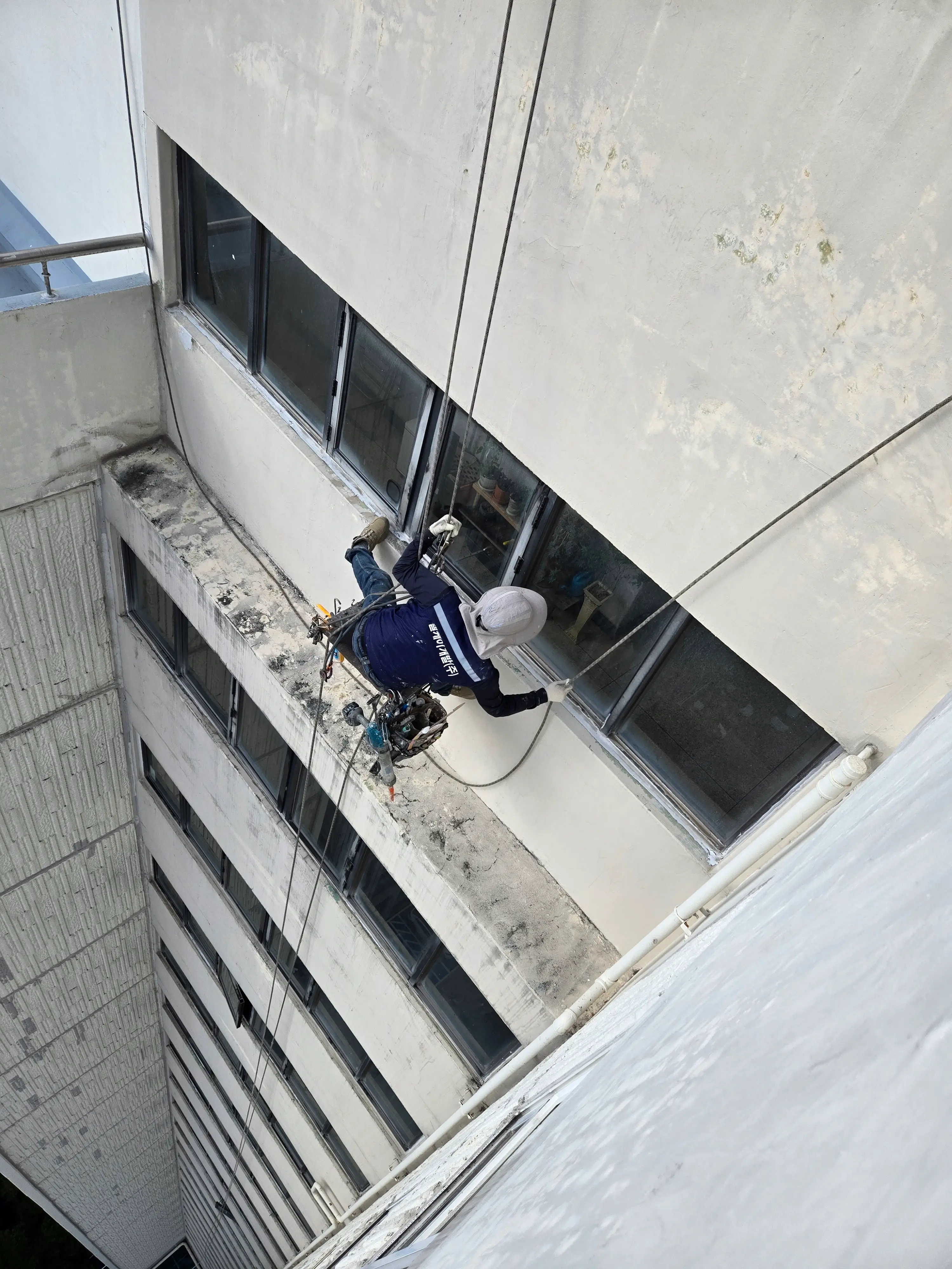 창틀 실리콘 시공 작업 사진 2