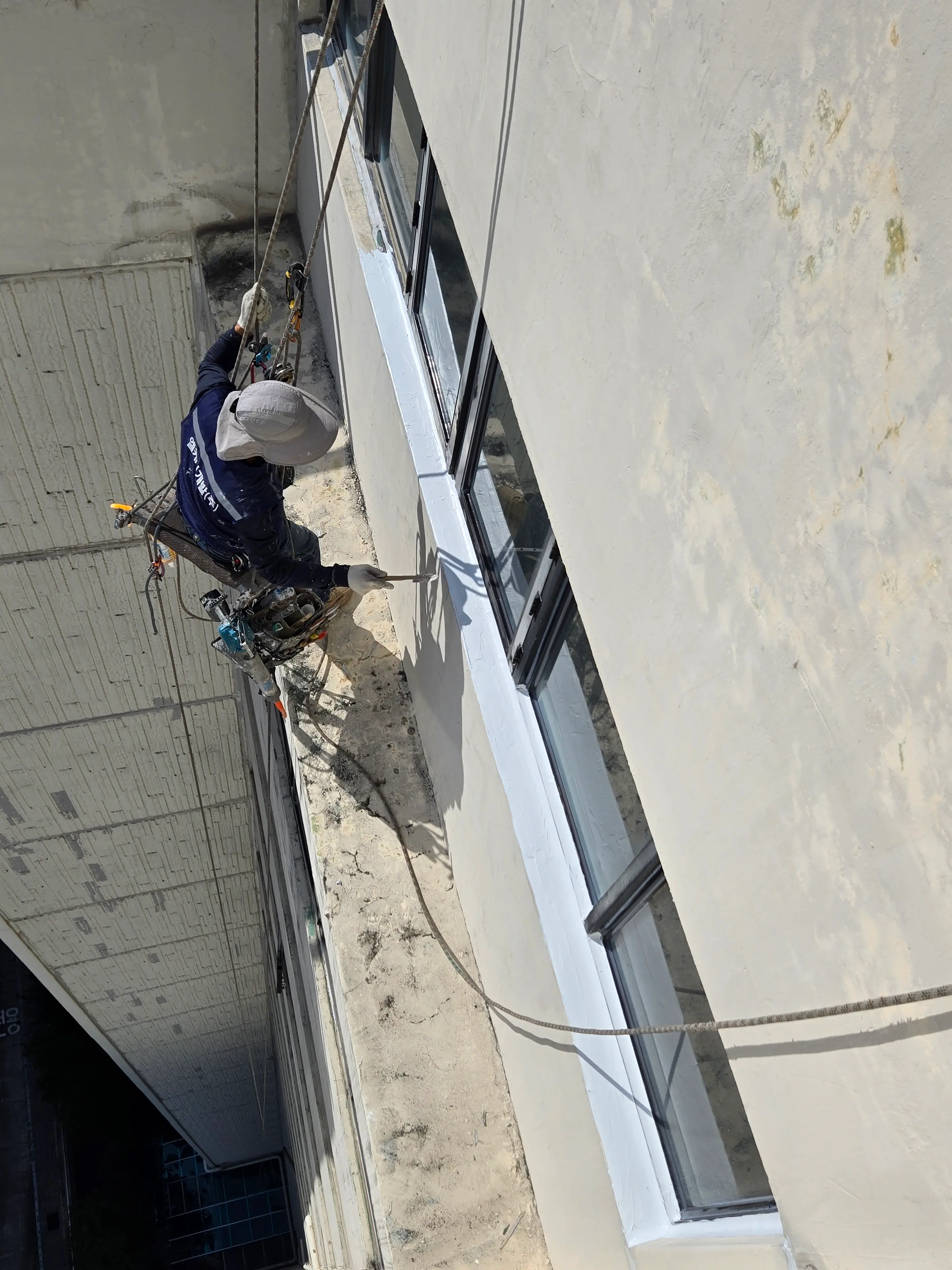 창틀 실리콘 시공 작업 사진 3