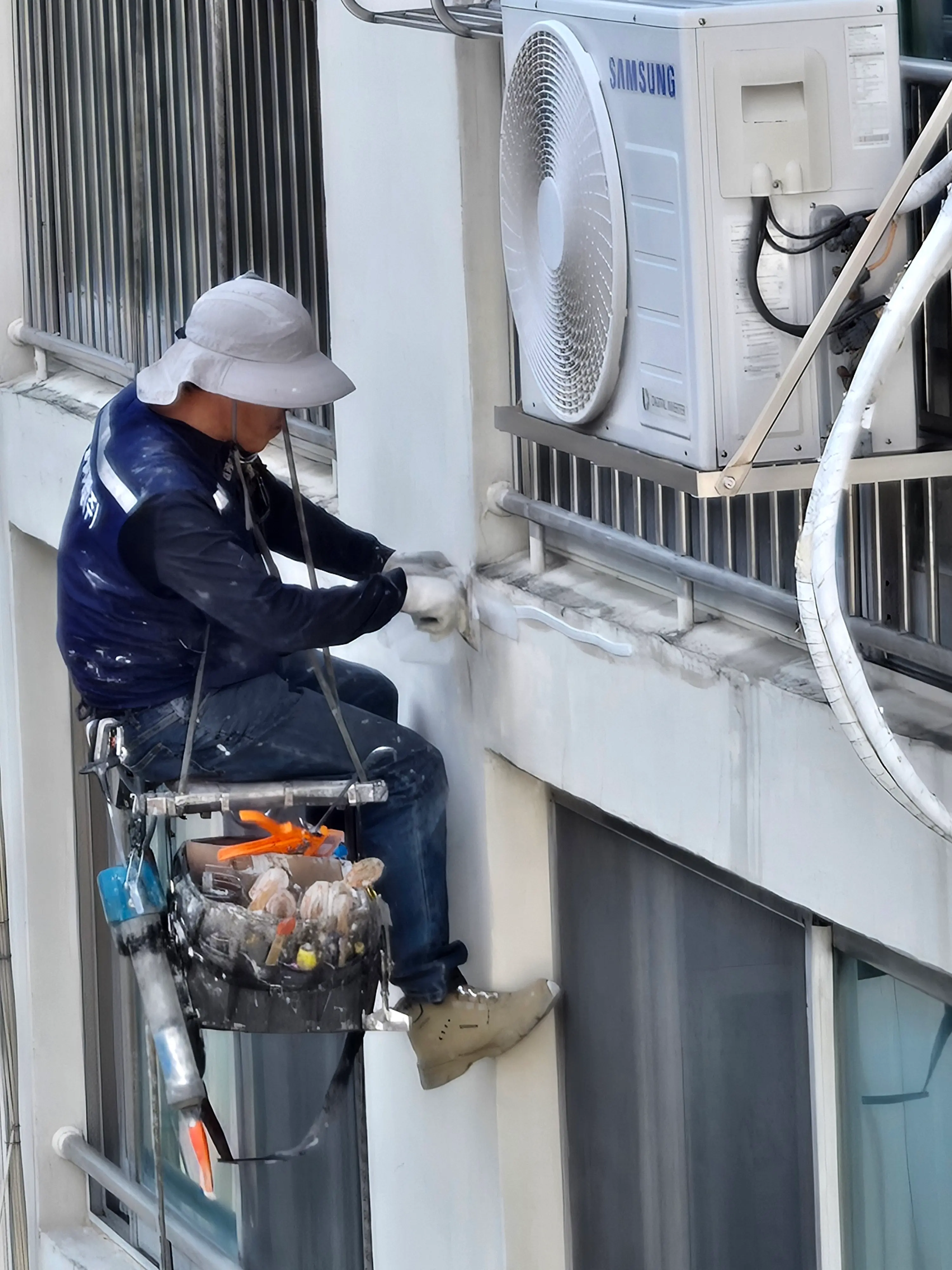 창틀 실리콘 시공 작업 사진 4