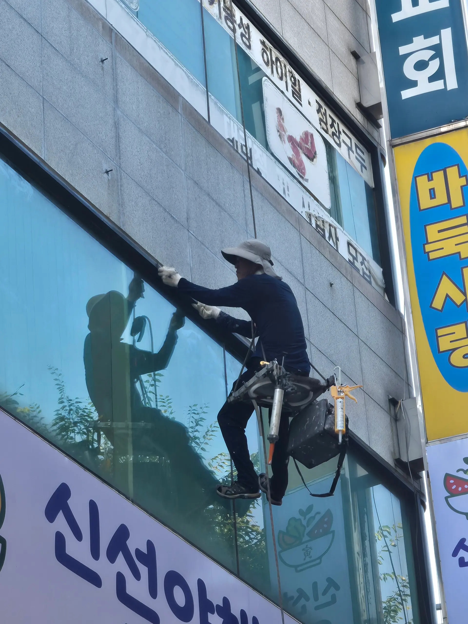 창틀 실리콘 시공 작업 사진 5