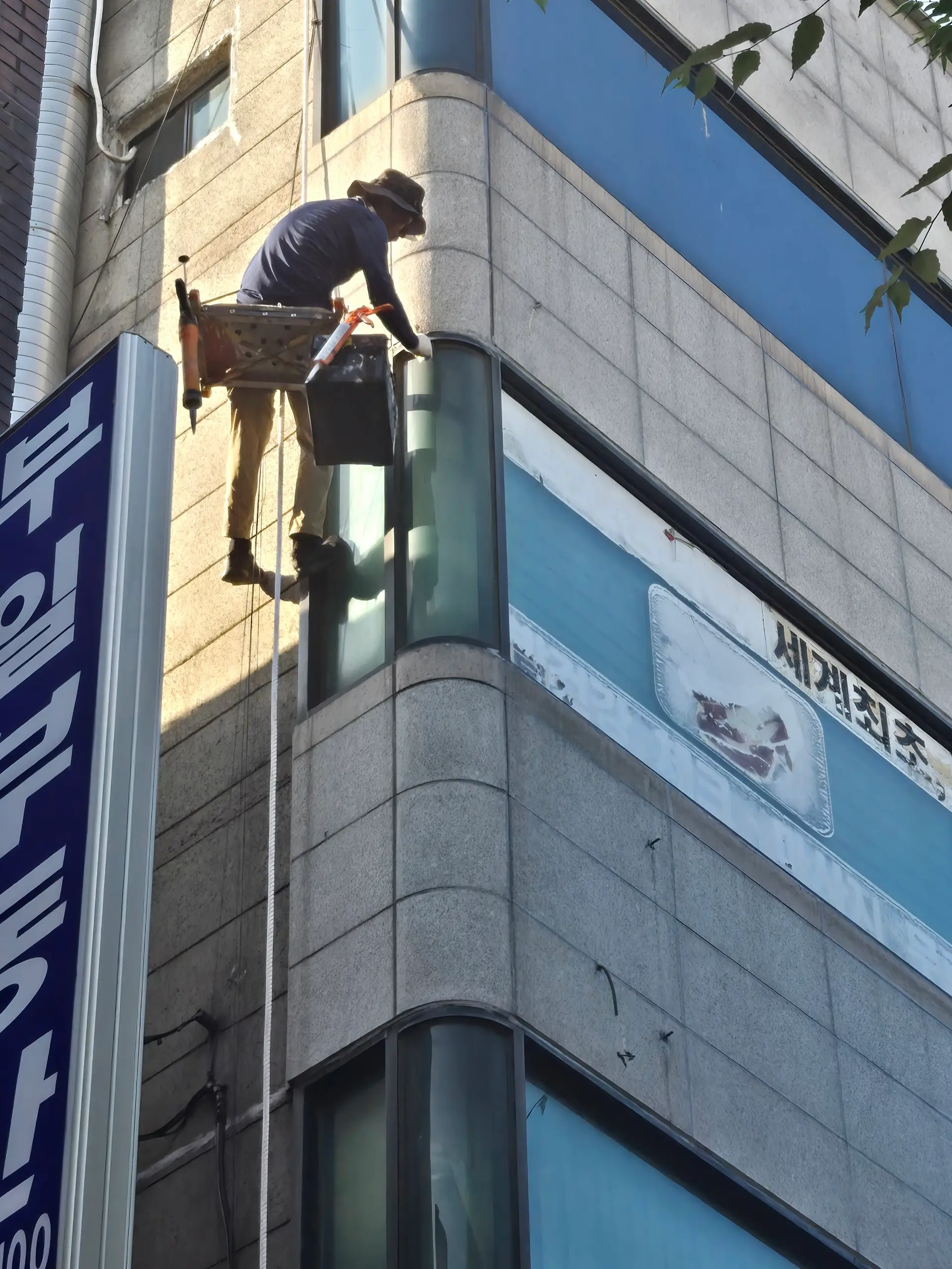 창틀 실리콘 시공 작업 사진 6