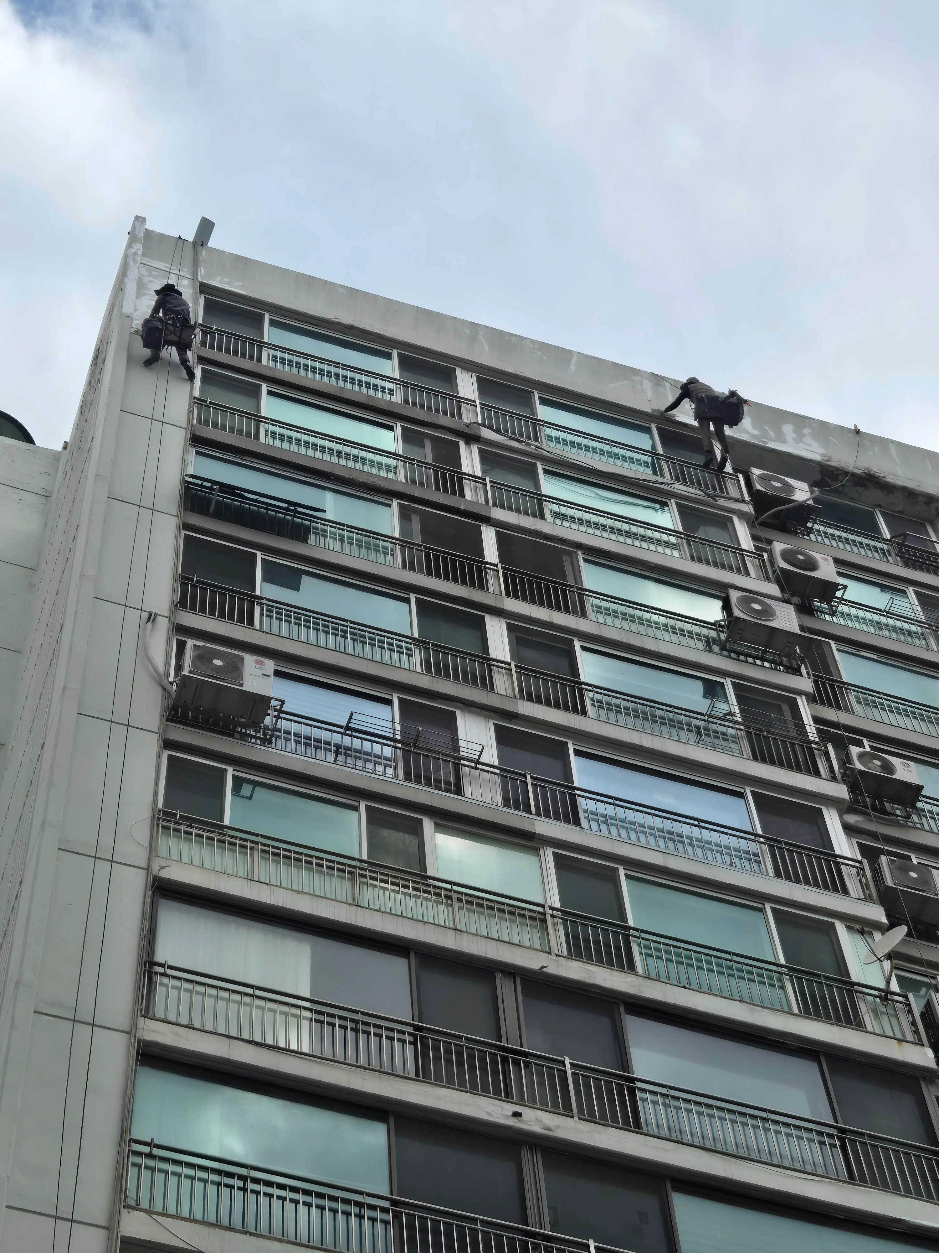 창틀 실리콘 시공 작업 사진 9