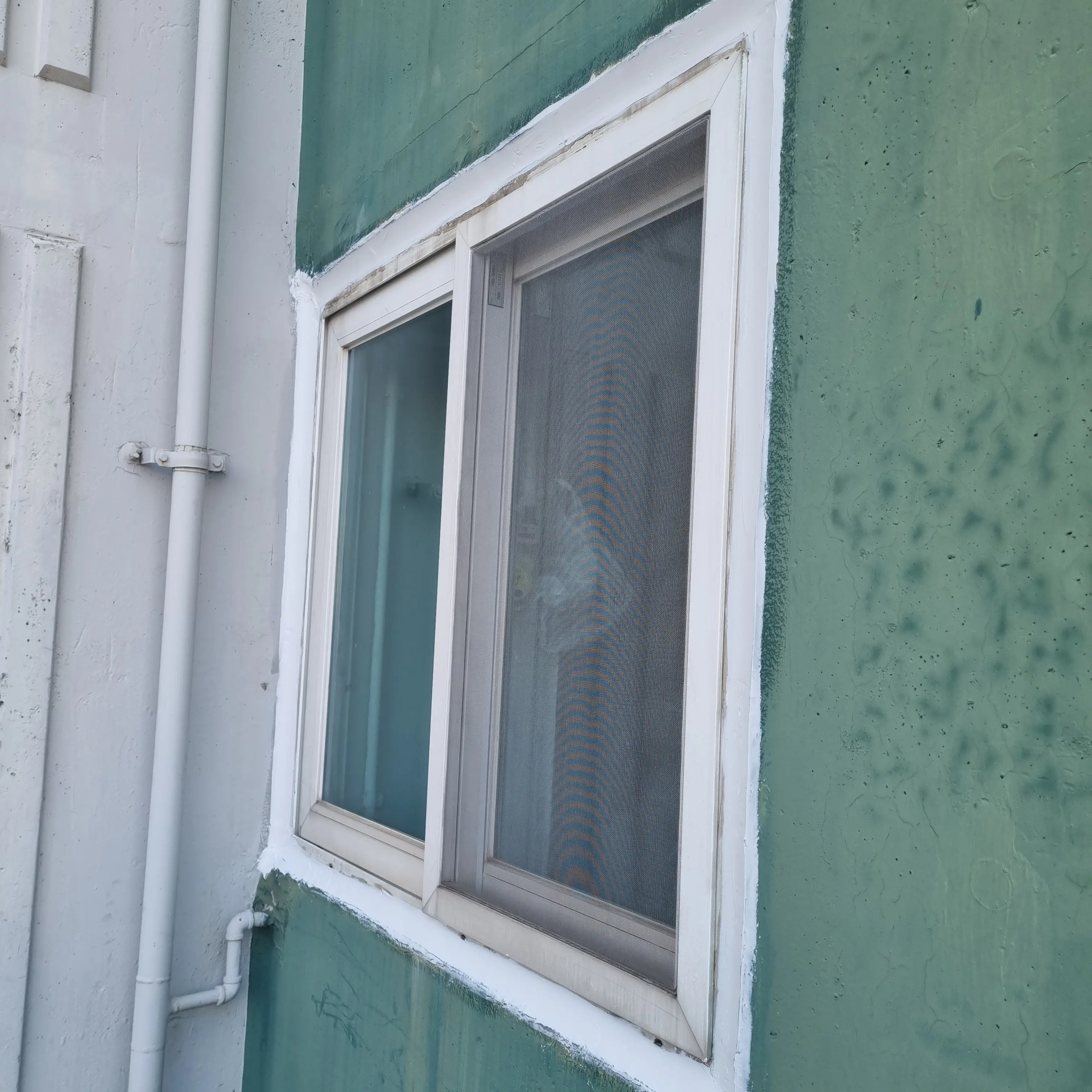 창틀 실리콘 시공 작업 사진 11