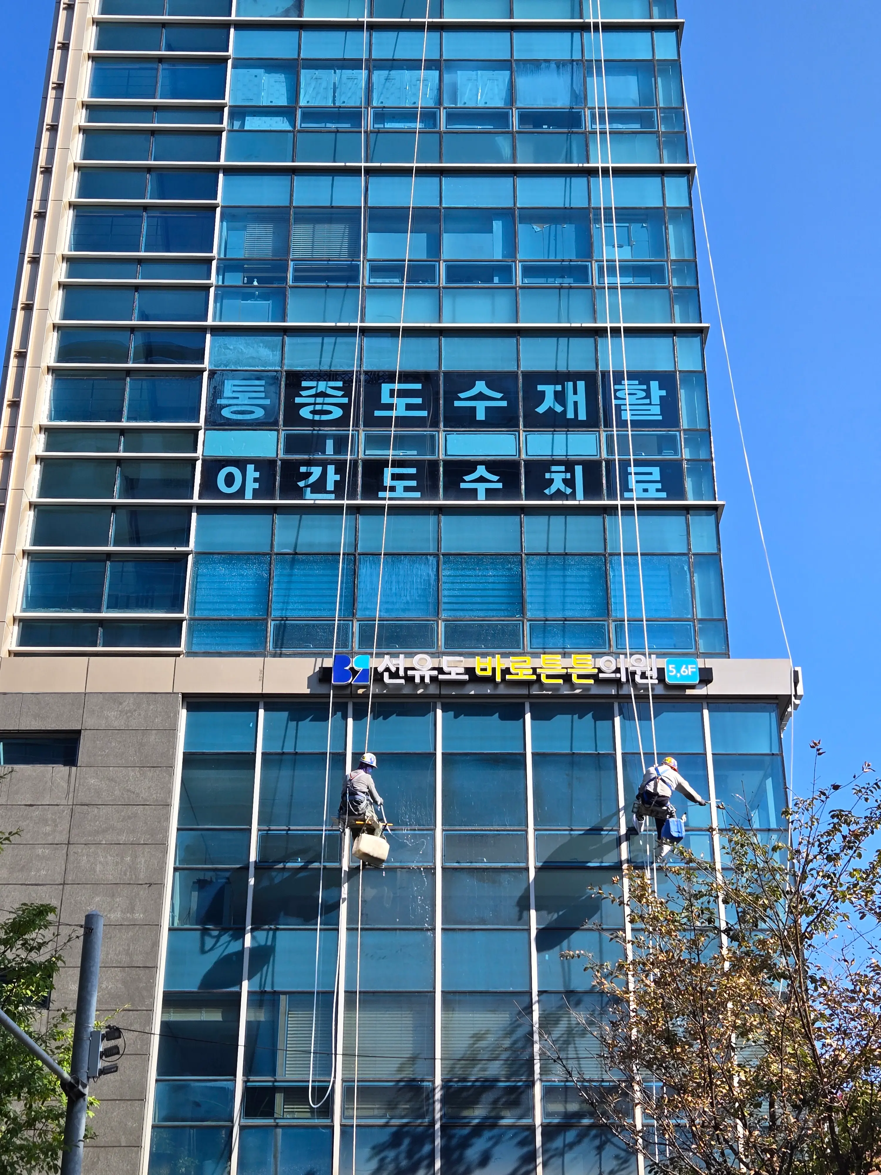 창틀 실리콘 시공 작업 사진 12