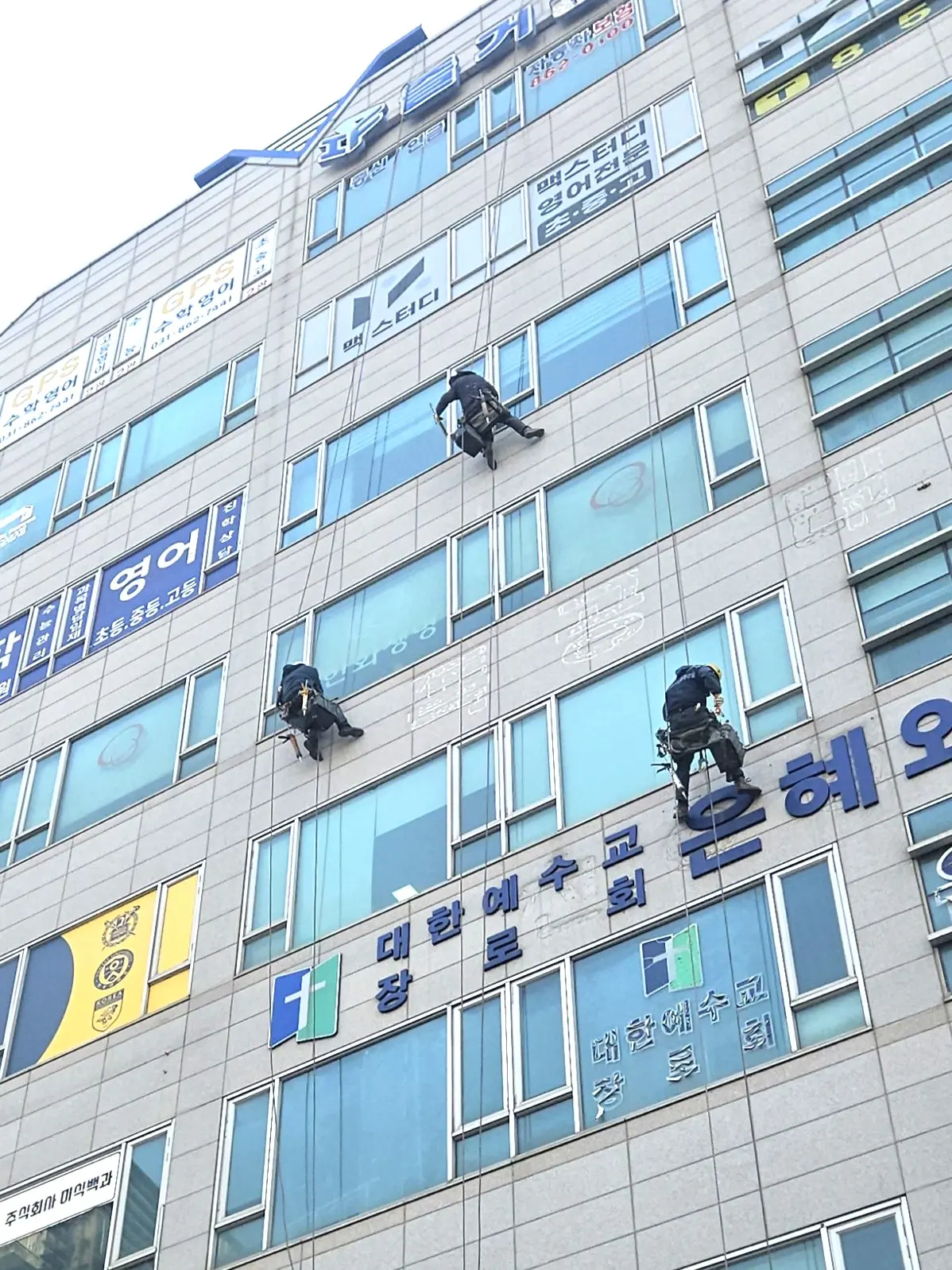 창틀 실리콘 시공 작업 사진 13