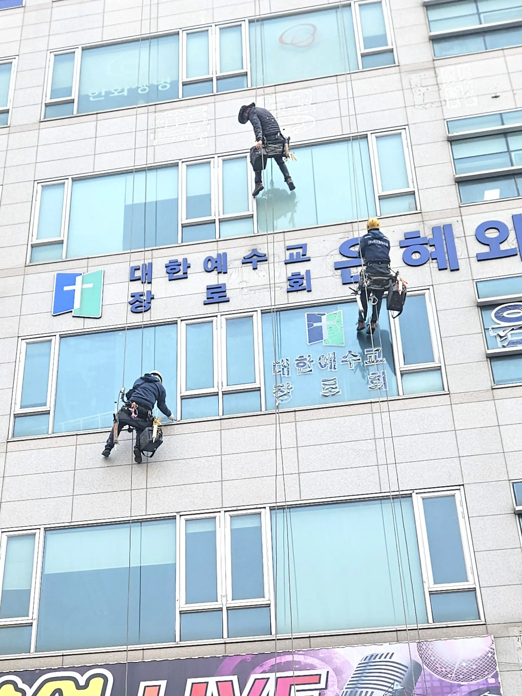 창틀 실리콘 시공 작업 사진 14