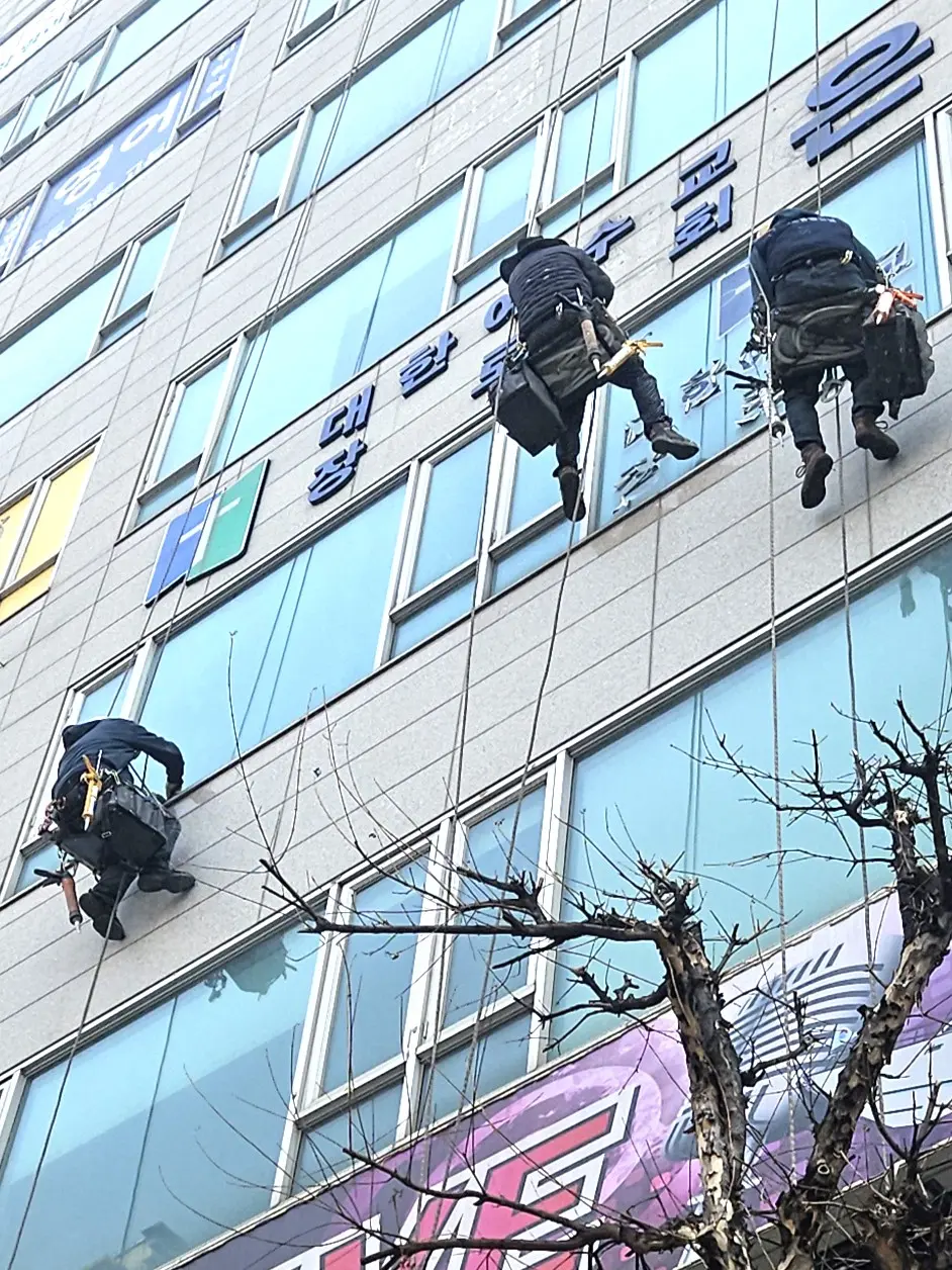 창틀 실리콘 시공 작업 사진 15