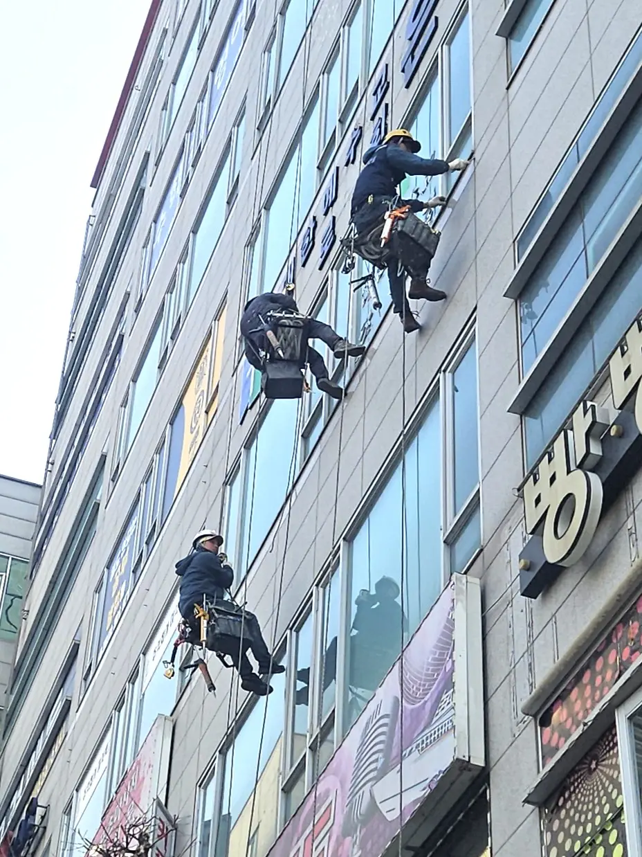 창틀 실리콘 시공 작업 사진 16